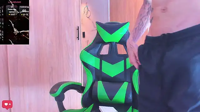 Snapshot of Skinny_batman chatting on October 31, 4:24 am Skinny batman online show from October 31, 4:24 am