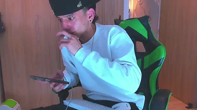 Snapshot of Skinny_batman chatting on November 6, 9:15 pm Skinny batman online show from November 6, 9:15 pm