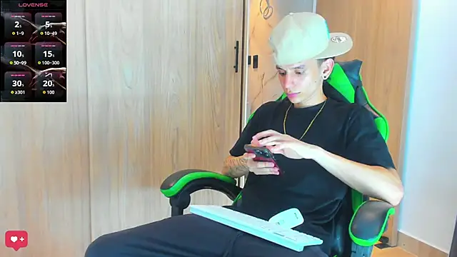 Snapshot of Skinny_batman chatting on November 8, 4:01 am Skinny batman online show from November 8, 4:01 am