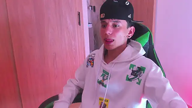 Snapshot of Skinny_batman chatting on November 19, 12:10 am Skinny batman online show from November 19, 12:10 am