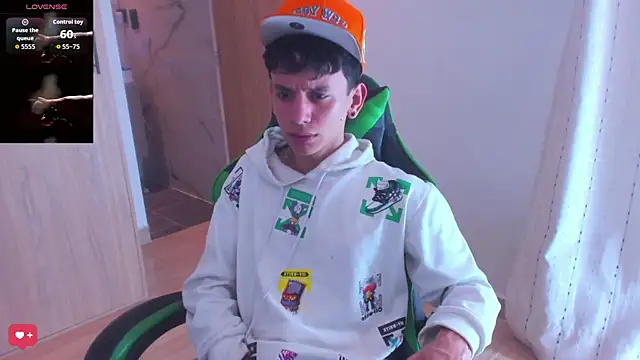 Snapshot of Skinny_batman chatting on November 19, 9:26 pm Skinny batman online show from November 19, 9:26 pm