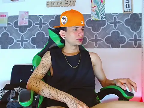 Snapshot of Skinny_batman chatting on December 1, 8:58 pm Skinny batman online show from December 1, 8:58 pm