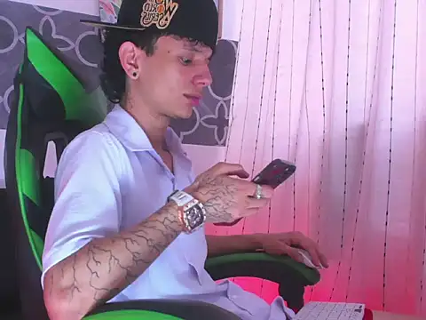 Snapshot of Skinny_batman chatting on December 4, 9:34 pm Skinny batman online show from December 4, 9:34 pm