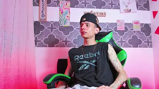 Snapshot of Skinny_batman chatting on December 19, 11:56 pm Skinny batman online show from December 19, 11:56 pm