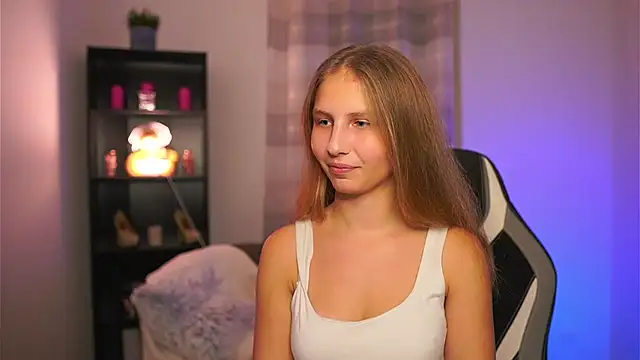 Snapshot of emmie_murray chatting on December 13, 7:53 pm emmie murray online show from December 13, 7:53 pm