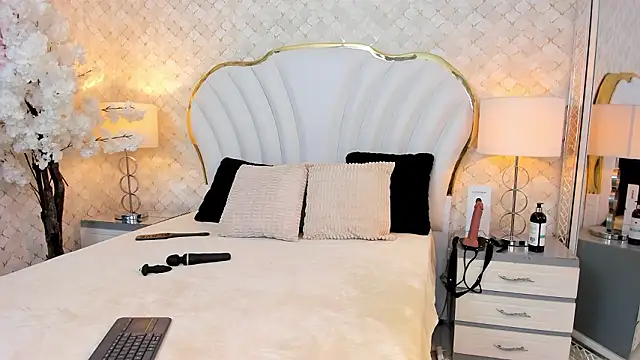 NaiaWhisper online show from February 10, 5:11 am