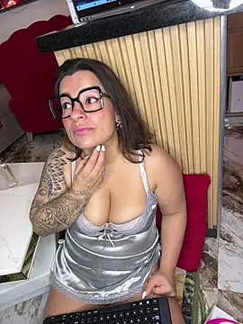 Snapshot of liz_and_thiago chatting on December 5, 11:52 am liz and thiago online show from December 5, 11:52 am