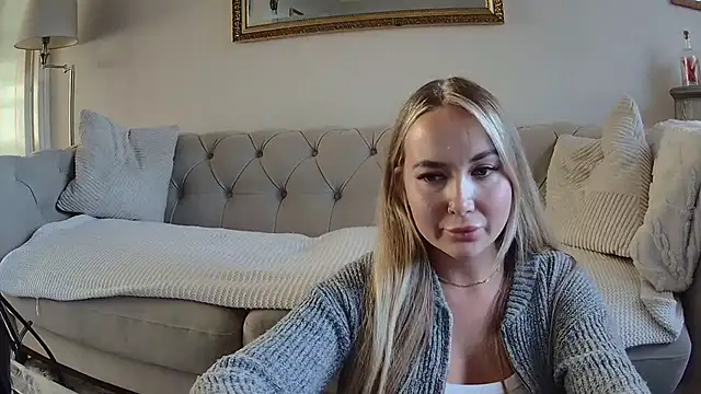 Snapshot of BarbieDolly_x chatting on October 6, 4:37 pm BarbieDolly x online show from October 6, 4:37 pm