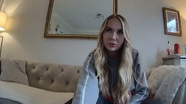 Snapshot of BarbieDolly_x chatting on October 8, 2:36 pm BarbieDolly x online show from October 8, 2:36 pm