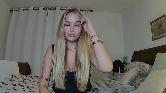 Snapshot of BarbieDolly_x chatting on October 18, 7:14 pm BarbieDolly x online show from October 18, 7:14 pm