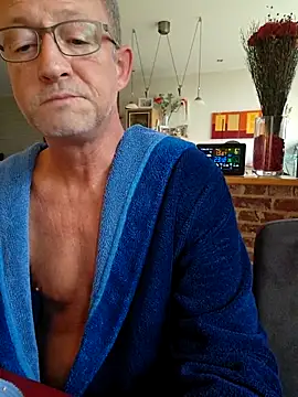 Snapshot of TommyTom76 chatting on November 1, 7:43 am TommyTom76 online show from November 1, 7:43 am