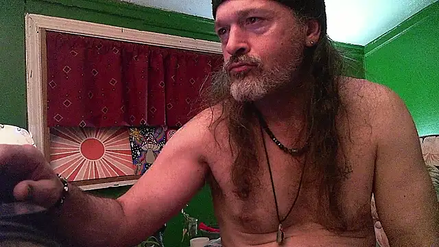 Snapshot of HippieDad333 chatting on April 20, 1:41 am HippieDad333 online show from April 20, 1:41 am