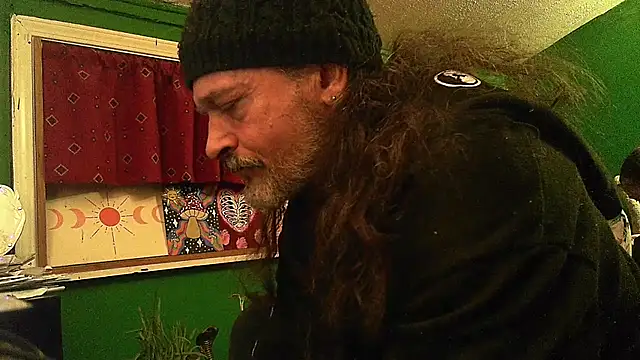 Snapshot of HippieDad333 chatting on April 21, 1:53 am HippieDad333 online show from April 21, 1:53 am