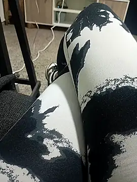 Snapshot of Valentino2325 chatting on October 19, 2:23 am Valentino2325 online show from October 19, 2:23 am