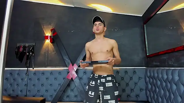 Snapshot of liam_coleman25 chatting on November 22, 4:55 am liam coleman25 online show from November 22, 4:55 am