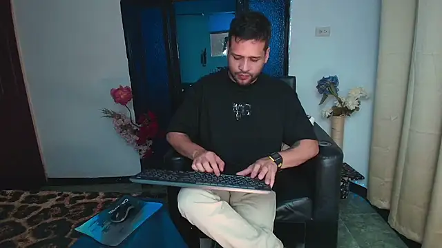 Snapshot of LucasGaeel chatting on June 6, 12:27 am LucasGaeel online show from June 6, 12:27 am