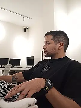 Snapshot of LucasGaeel chatting on July 3, 9:59 am LucasGaeel online show from July 3, 9:59 am