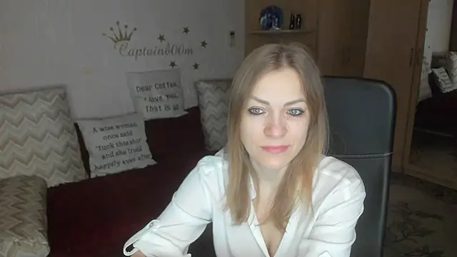 Tiffany Bates online show from December 15, 3:33 am