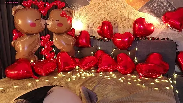 Snapshot of MilaYumi chatting on February 12, 12:11 pm MilaYumi online show from February 12, 12:11 pm