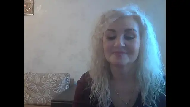 Snapshot of LadySexyBlond chatting on January 19, 6:17 am LadySexyBlond online show from January 19, 6:17 am