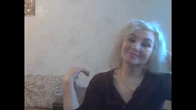 Snapshot of LadySexyBlond chatting on February 13, 8:21 am LadySexyBlond online show from February 13, 8:21 am