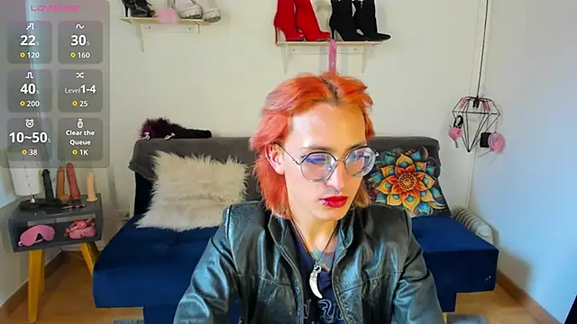 Snapshot of Moon_Fox chatting on November 1, 8:33 pm Moon Fox online show from November 1, 8:33 pm