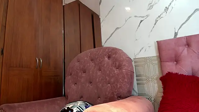 Snapshot of violett__rousee chatting on December 17, 4:24 pm violett rousee online show from December 17, 4:24 pm