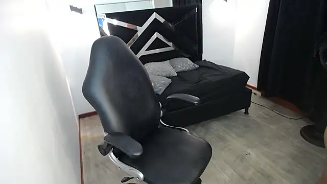 MarianaRojas  online show from April 11, 3:55 am