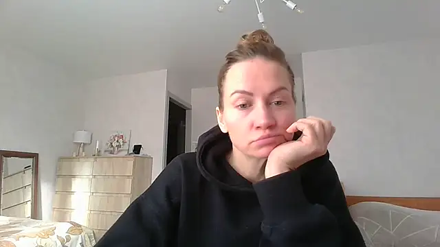 Snapshot of Thavione chatting on February 9, 9:46 am Thavione online show from February 9, 9:46 am