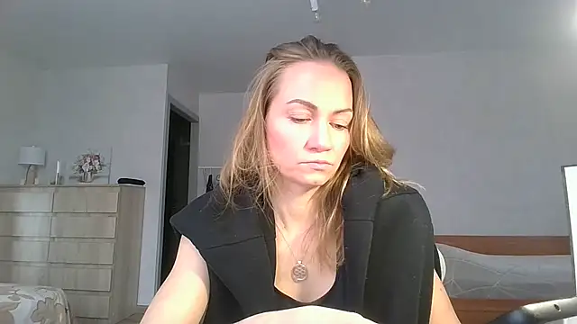 Snapshot of Thavione chatting on February 11, 8:52 am Thavione online show from February 11, 8:52 am