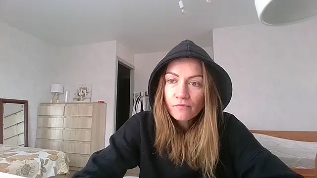 Snapshot of Thavione chatting on March 3, 12:00 pm Thavione online show from March 3, 12:00 pm