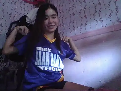 Snapshot of SweetPussie18x chatting on April 23, 5:41 am SweetPussie18x online show from April 23, 5:41 am