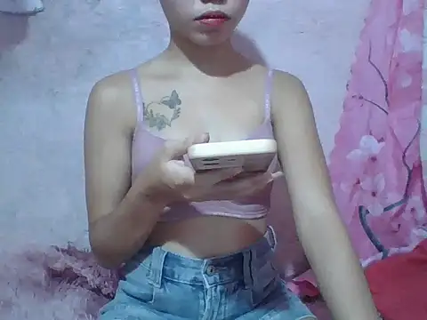 Snapshot of SweetPussie18x chatting on May 28, 2:20 am SweetPussie18x online show from May 28, 2:20 am