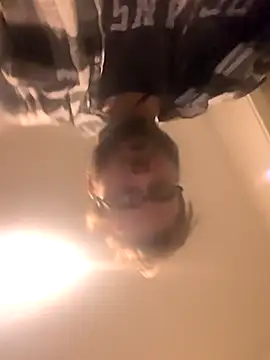 Snapshot of bear8t chatting on October 28, 7:01 am bear8t online show from October 28, 7:01 am