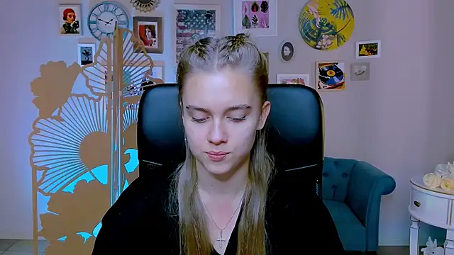 Snapshot of JuneWoods chatting on October 2, 7:04 am JuneWoods online show from October 2, 7:04 am