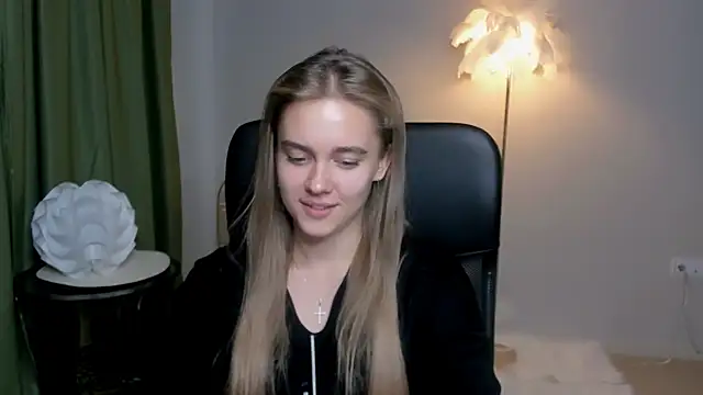 Snapshot of JuneWoods chatting on October 3, 11:51 am JuneWoods online show from October 3, 11:51 am