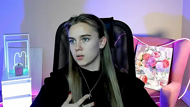 Snapshot of JuneWoods chatting on October 4, 10:35 am JuneWoods online show from October 4, 10:35 am