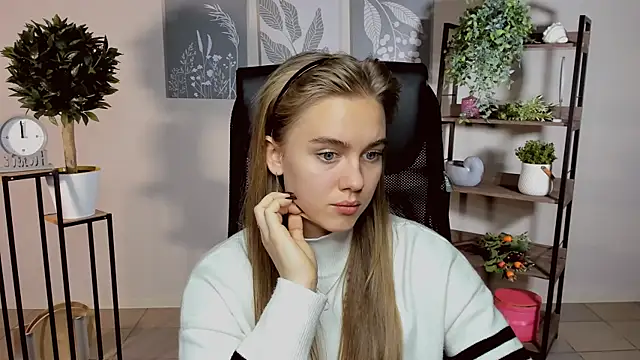 Snapshot of JuneWoods chatting on October 11, 10:58 am JuneWoods online show from October 11, 10:58 am