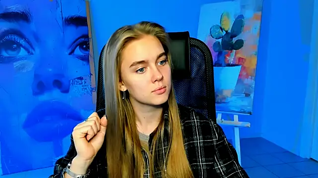 Snapshot of JuneWoods chatting on October 12, 9:08 am JuneWoods online show from October 12, 9:08 am