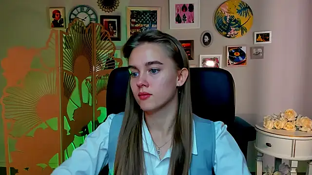 Snapshot of JuneWoods chatting on October 13, 6:24 am JuneWoods online show from October 13, 6:24 am