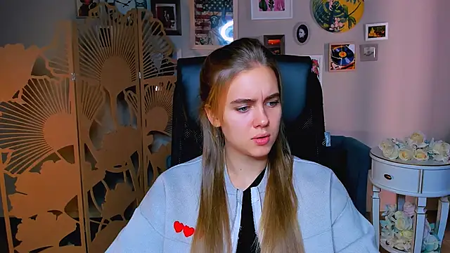 Snapshot of JuneWoods chatting on October 16, 6:36 am JuneWoods online show from October 16, 6:36 am