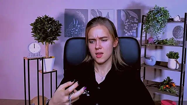 Snapshot of JuneWoods chatting on October 17, 12:19 pm JuneWoods online show from October 17, 12:19 pm