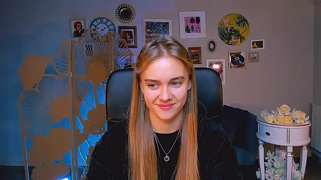 Snapshot of JuneWoods chatting on October 20, 7:20 am JuneWoods online show from October 20, 7:20 am