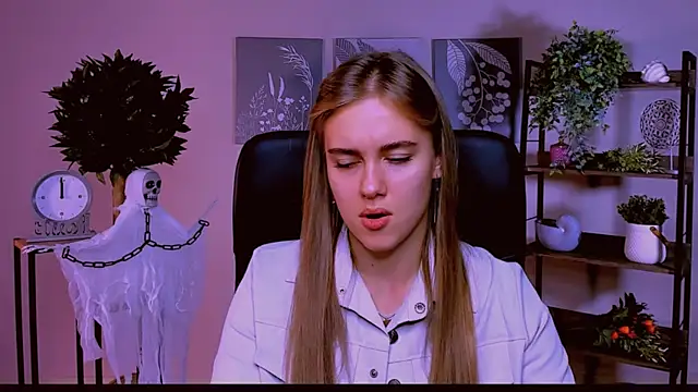 Snapshot of JuneWoods chatting on October 22, 6:35 am JuneWoods online show from October 22, 6:35 am