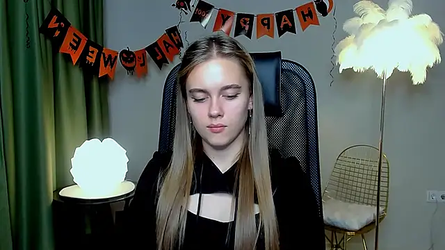 Snapshot of JuneWoods chatting on October 24, 1:07 pm JuneWoods online show from October 24, 1:07 pm