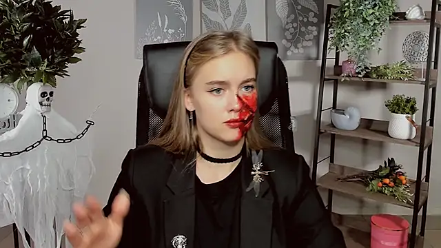 Snapshot of JuneWoods chatting on October 25, 9:39 am JuneWoods online show from October 25, 9:39 am