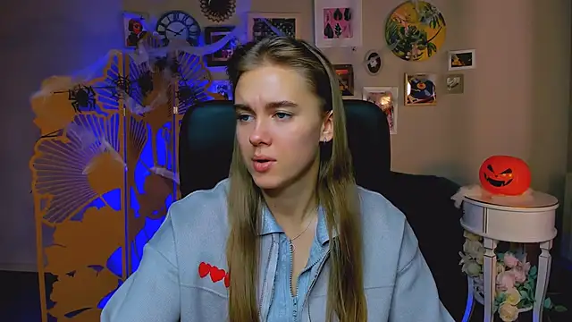 Snapshot of JuneWoods chatting on October 27, 6:39 am JuneWoods online show from October 27, 6:39 am