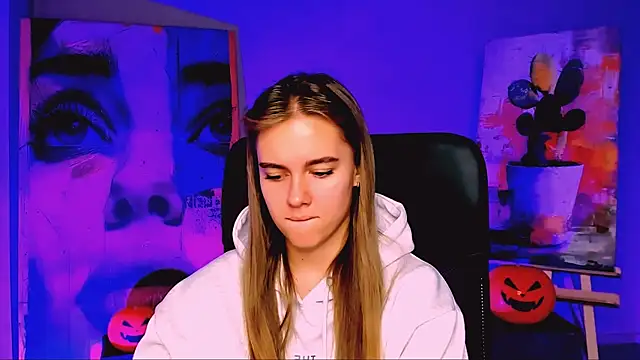 Snapshot of JuneWoods chatting on October 29, 6:37 am JuneWoods online show from October 29, 6:37 am