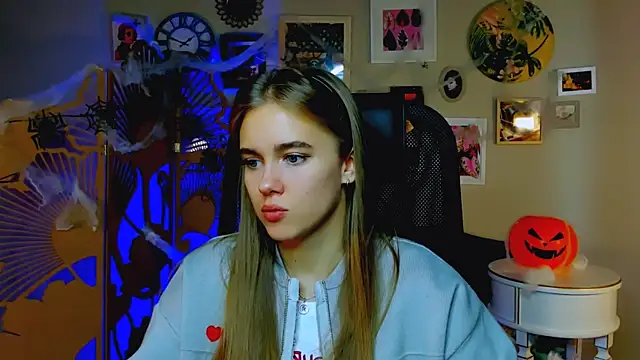 Snapshot of JuneWoods chatting on October 30, 8:16 am JuneWoods online show from October 30, 8:16 am