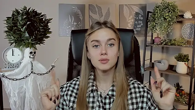 Snapshot of JuneWoods chatting on October 31, 1:01 pm JuneWoods online show from October 31, 1:01 pm